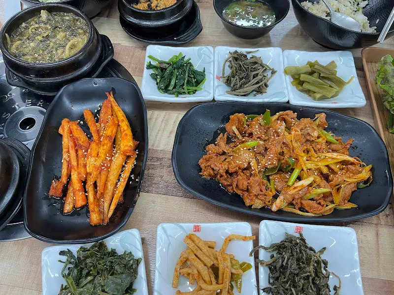 다채로운 반찬들이 놓인 식탁