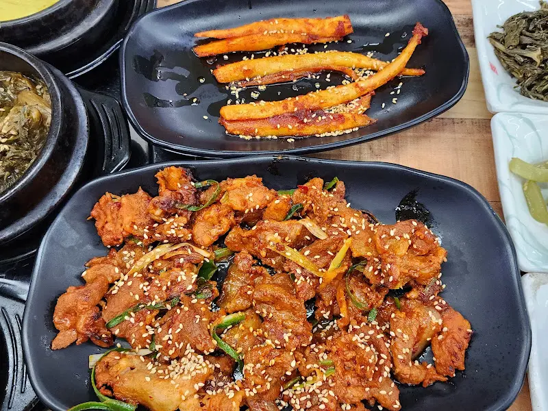 제육볶음과 더덕구이의 조화