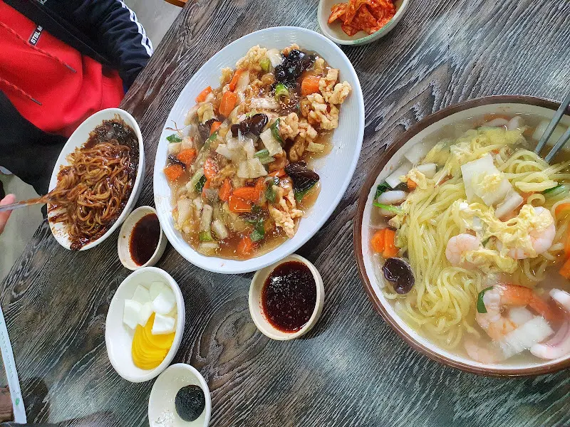 한상 가득 차려진 메뉴