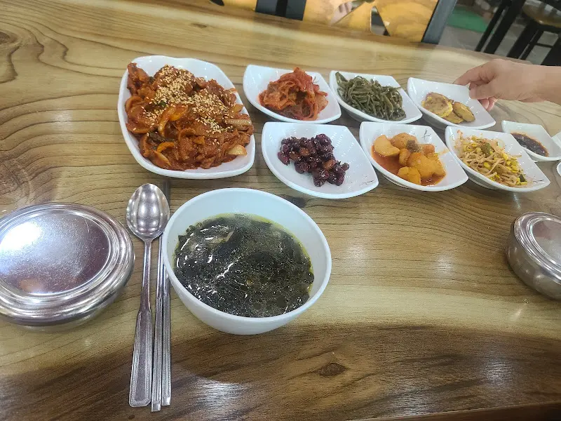 정갈하게 차려진 제육볶음 백반 한 상 차림