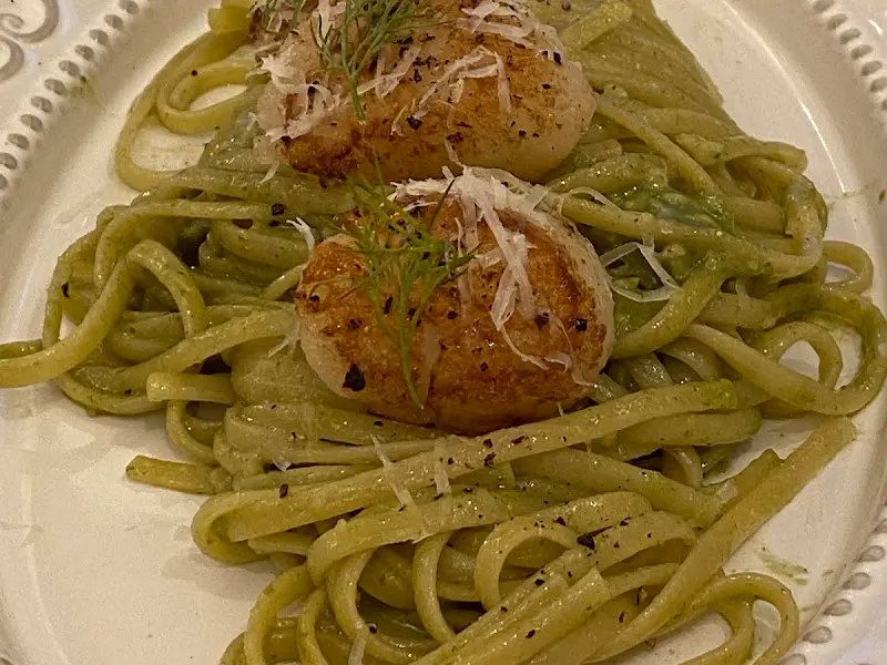 링귀니 면에 페스토 소스와 구운 관자가 올려진 파스타