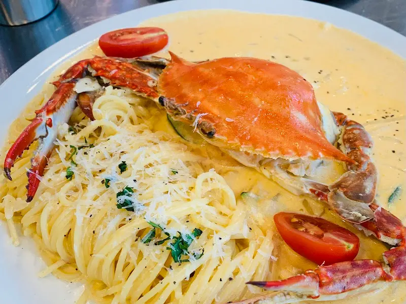 크림 소스 베이스에 꽃게 한 마리가 통째로 올라간 파스타