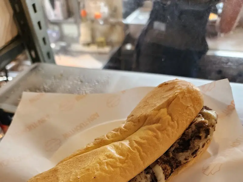 갓 만들어진 따끈한 필리 치즈 스테이크 샌드위치의 모습