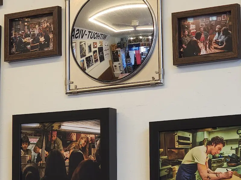 가게 내부 벽면에 걸린 액자들