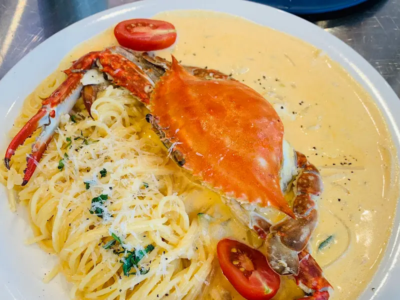 크림 소스 베이스에 꽃게 한 마리가 통째로 올라간 파스타