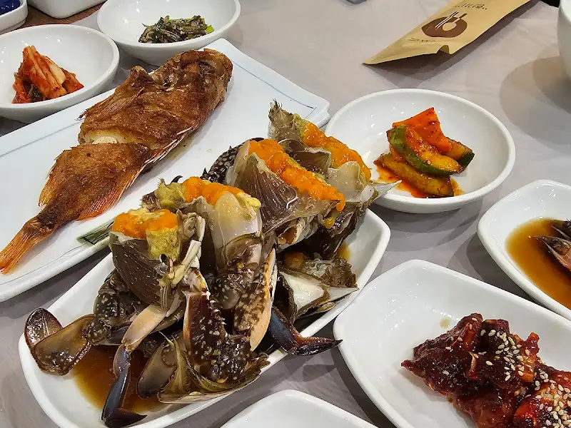 간장게장과 다양한 밑반찬들