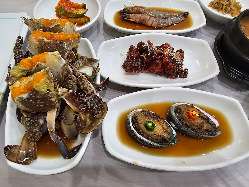 간장게장, 양념게장, 전복장 등 다양한 메뉴 구성