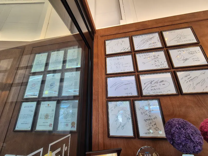 식당 입구에 붙어있는 인증서와 싸인들