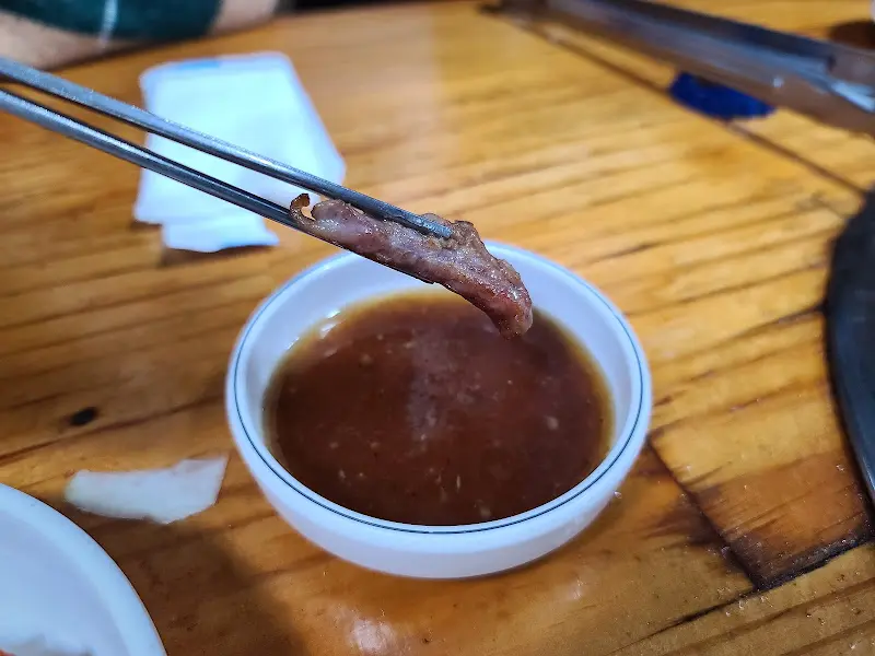 소스에 찍은 오리고기