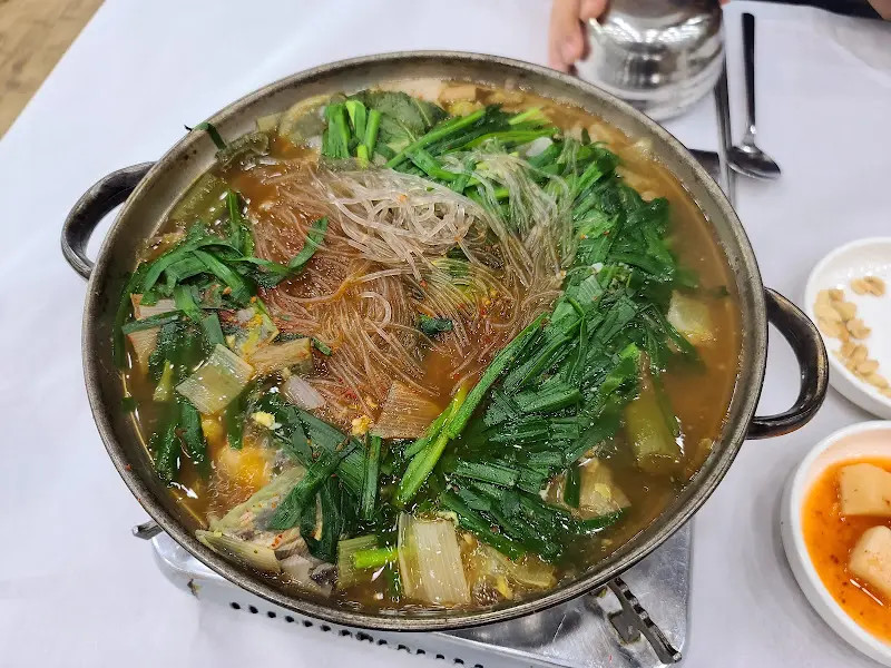 부추와 당면이 듬뿍 올려진 메기 매운탕