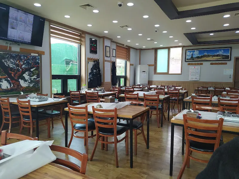 넓은 식당 내부