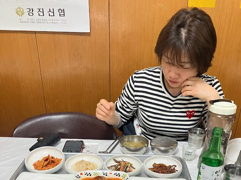 백반을 즐기는 손님