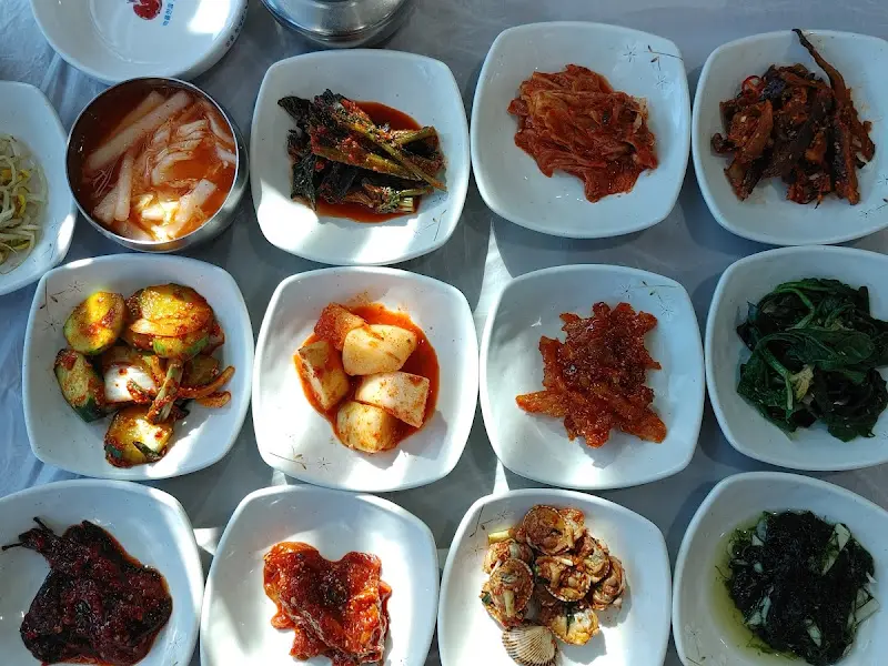 다양하고 푸짐한 분청마루의 밑반찬