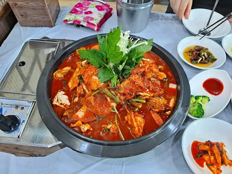 만항할매닭집 닭볶음탕과 밑반찬