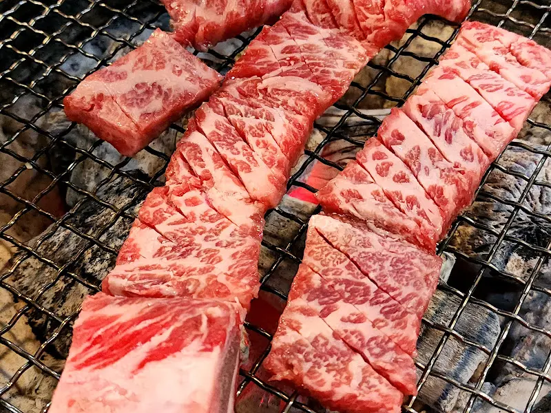 숯불 위에 구워지는 갈비