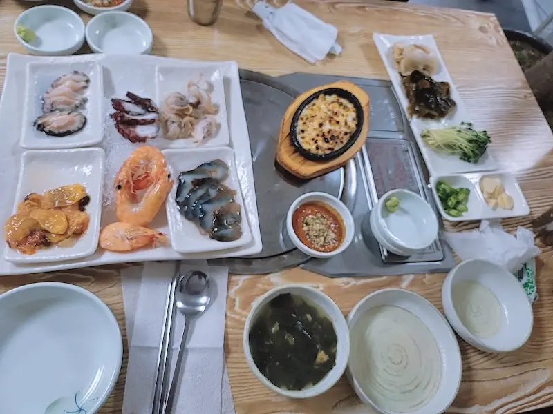 다채로운 해산물 한 상 차림