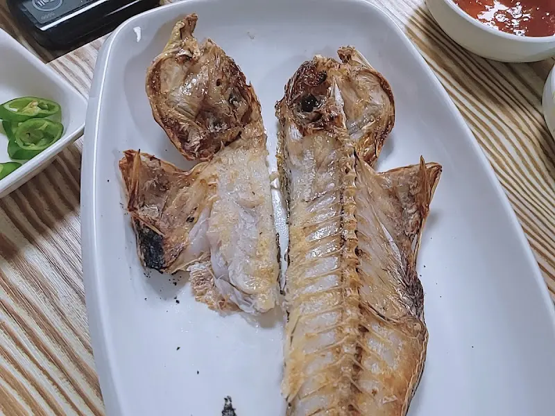 노릇하게 구워진 생선구이