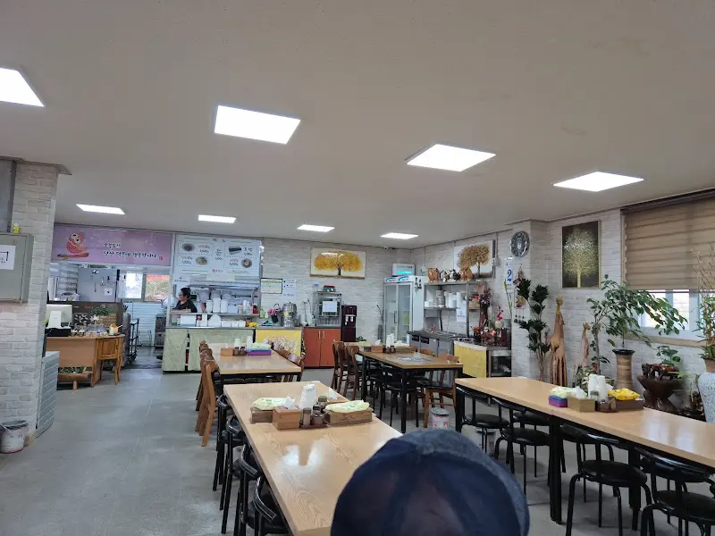 넓고 깔끔한 식당 내부