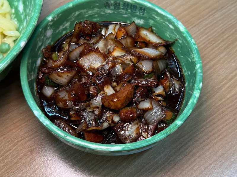 짜장 소스가 듬뿍 올려진 간짜장