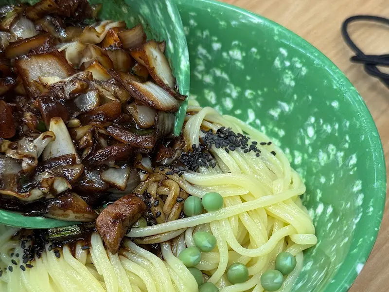 간짜장 소스를 면에 부은 모습