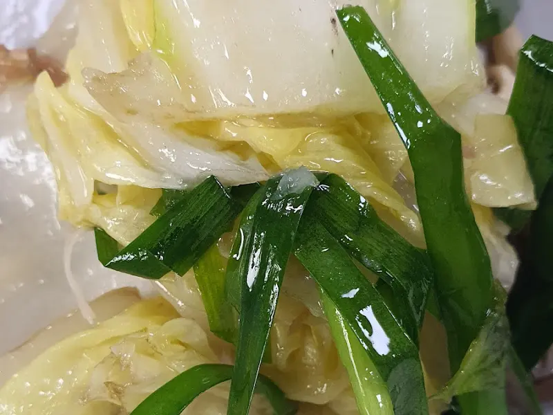 스찌개 속 배추와 스지