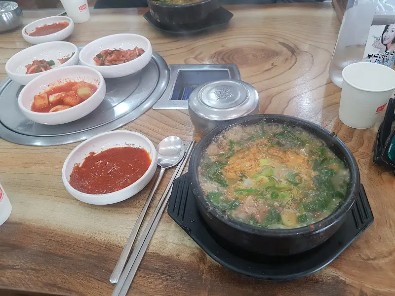 흑염소탕 한 상 차림