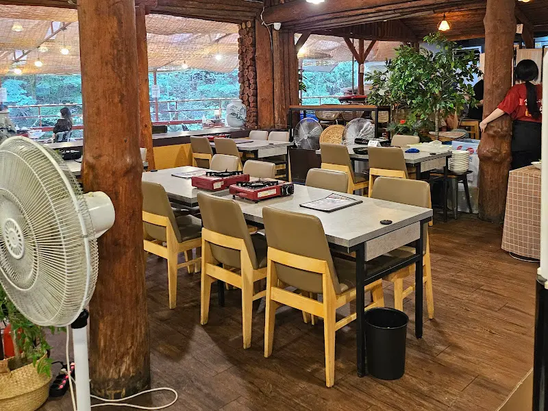 넓고 쾌적한 식당 내부