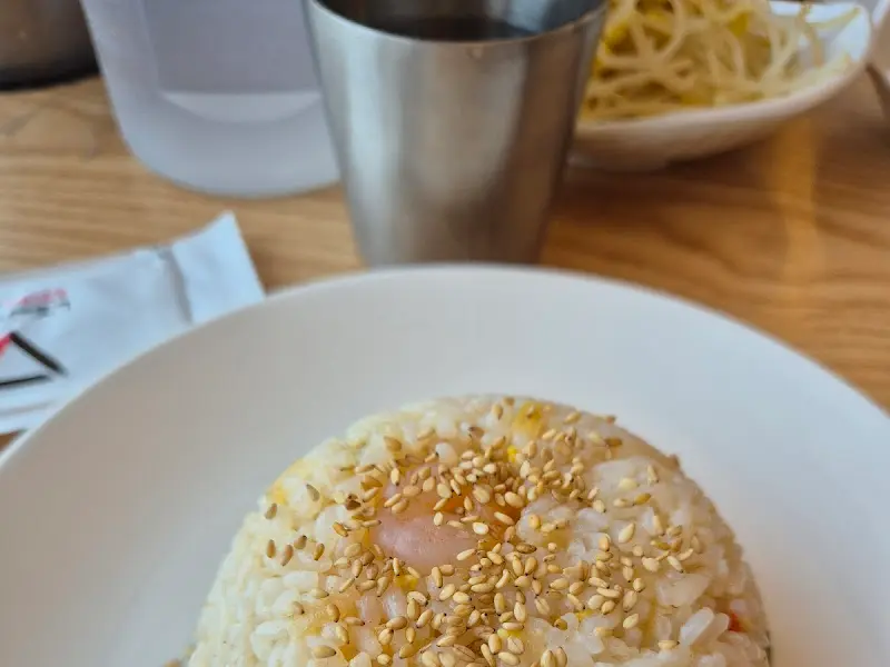 윤기가 자르르 흐르는 새우볶음밥