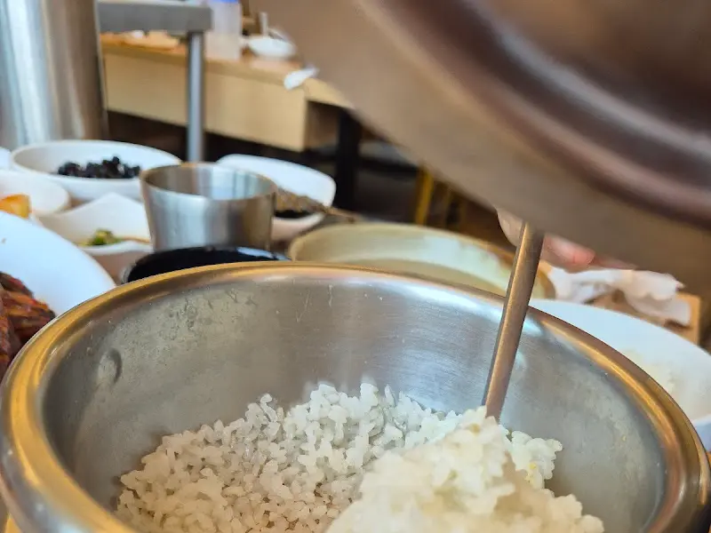 가마솥밥 퍼 담는 모습