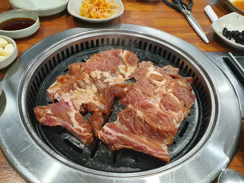 미정숯불갈비 돼지갈비 굽는 모습