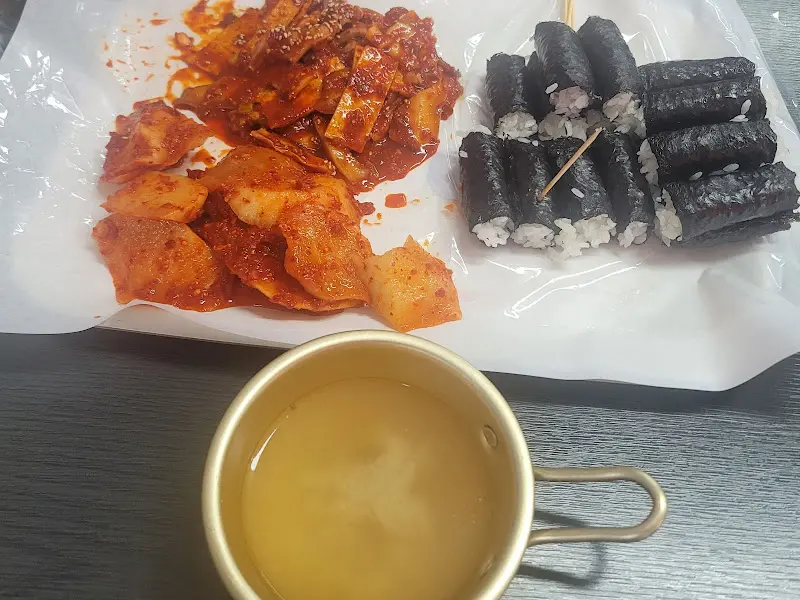 한상 가득 차려진 충무김밥