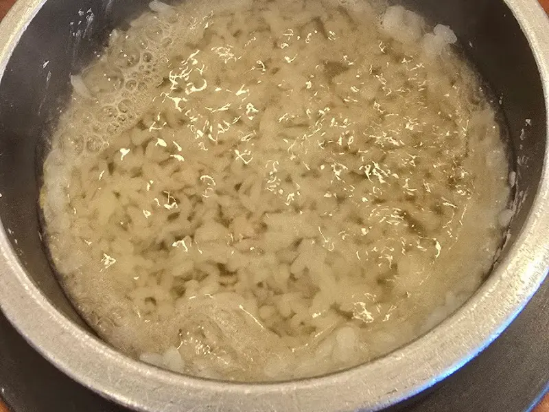 윤기가 자르르 흐르는 솥밥