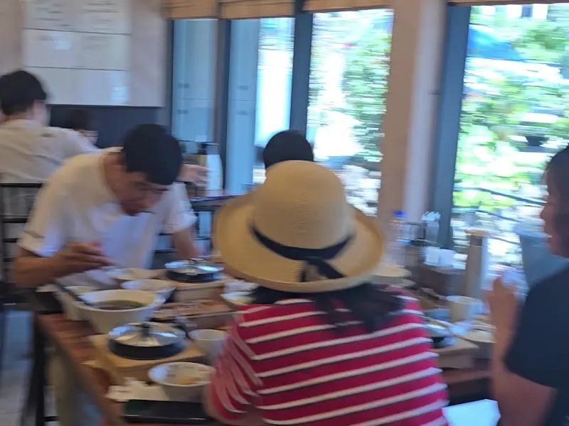 식사하는 손님들