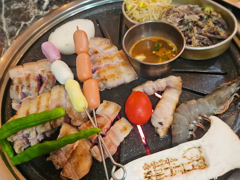 불판 위의 흑돼지 오겹살, 새우, 소세지