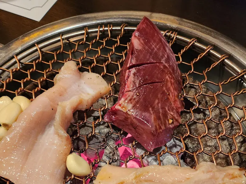 숯불 위에서 구워지는 곱창, 대창, 염통