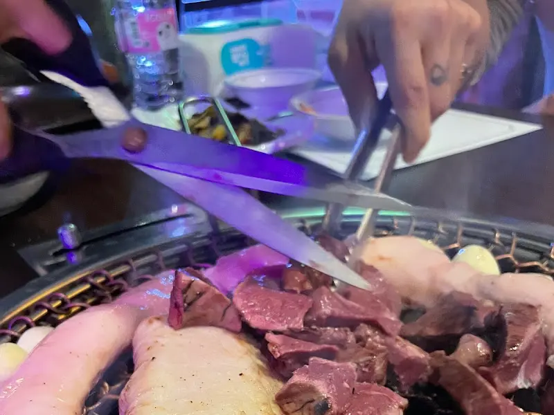 능숙하게 구워주는 사장님