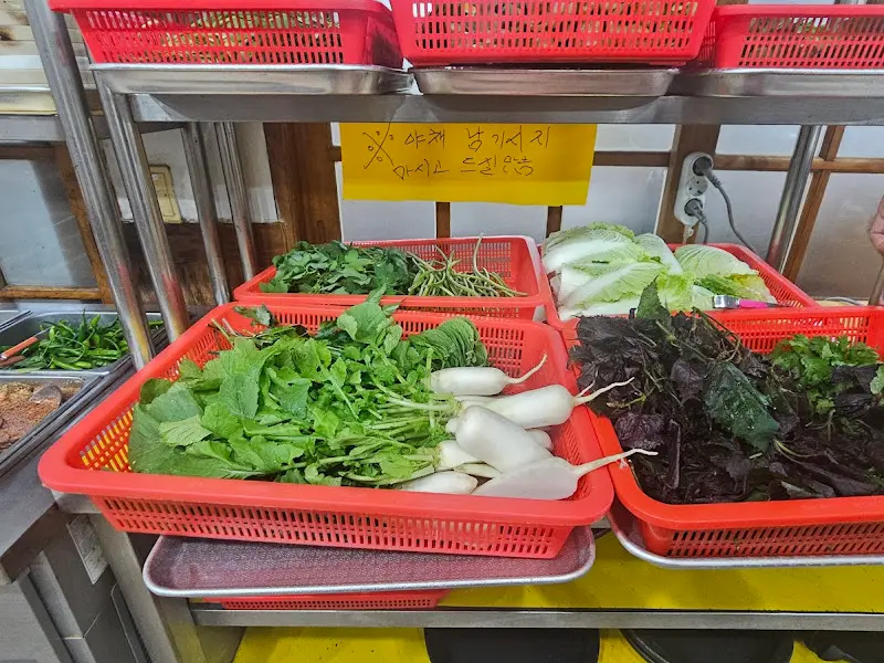 신선한 채소가 가득 담긴 바구니