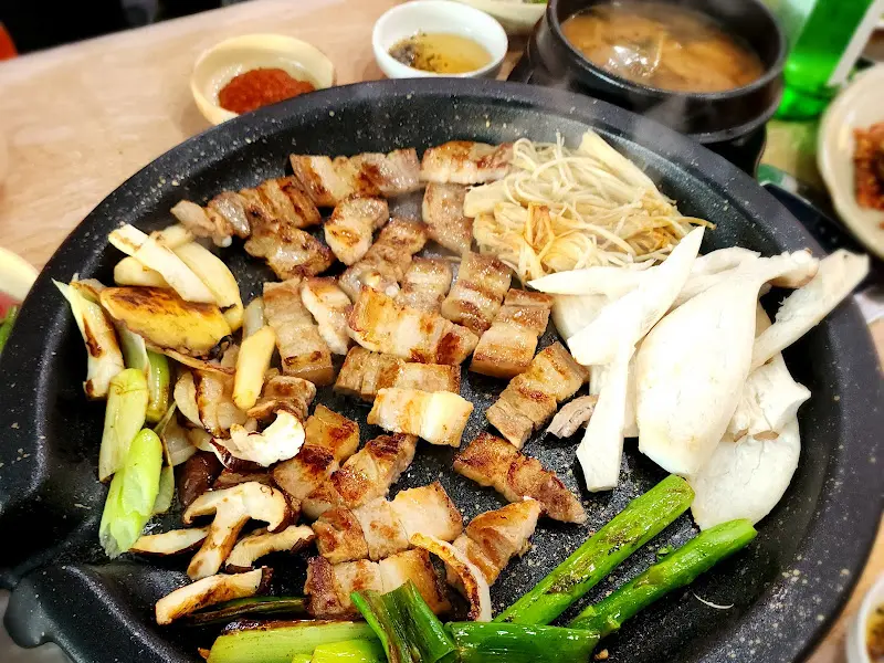 돌판 위에 먹음직스럽게 구워진 삼겹살