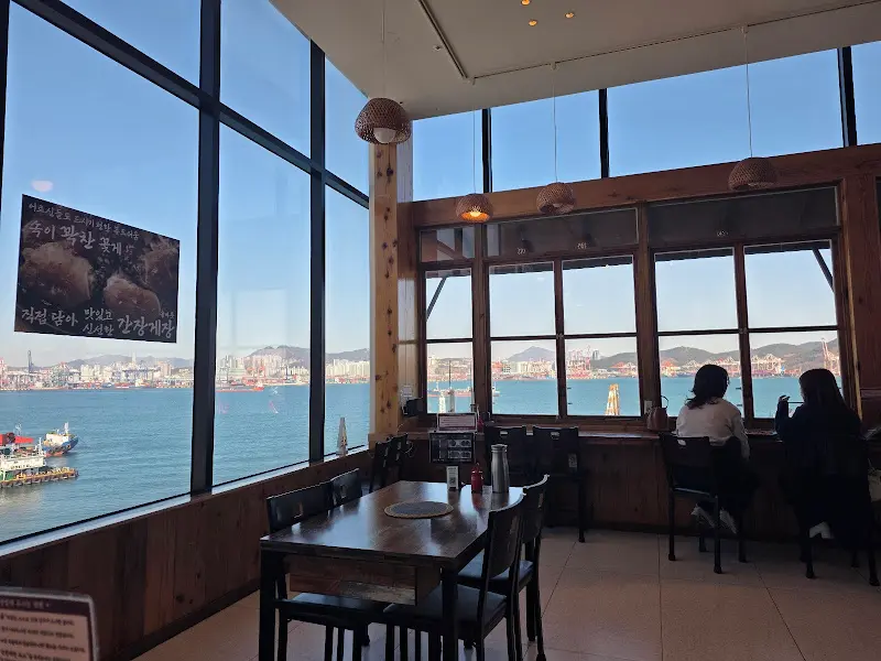 탁 트인 통창으로 영도 바다가 보이는 올바릇식당 내부