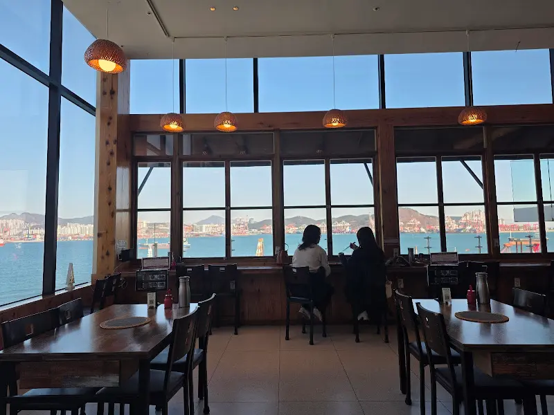 영도 바다를 바라보며 식사할 수 있는 창가 좌석