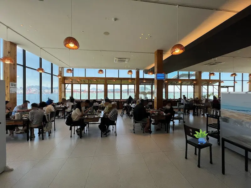 넓고 쾌적한 올바릇식당 내부