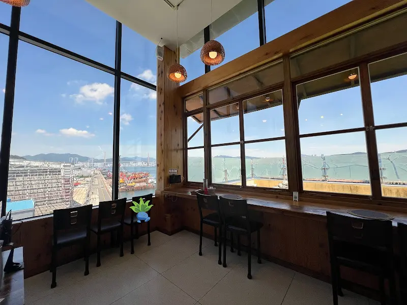 시원한 오션뷰를 자랑하는 창가 좌석