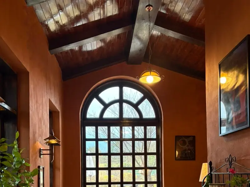 앤티크한 가구와 소품으로 가득한 카페 내부