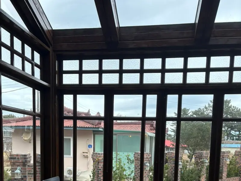 카페 내부에서 보이는 정원 풍경