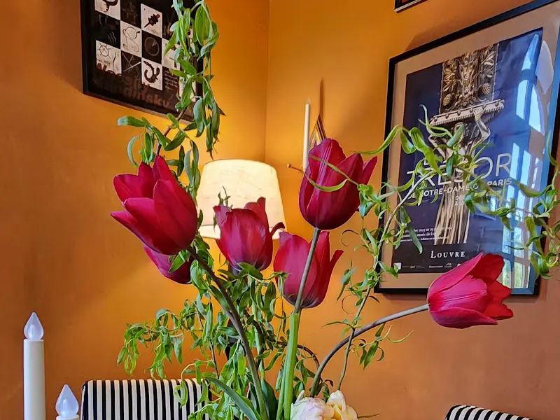 붉은 튤립이 꽂힌 화병