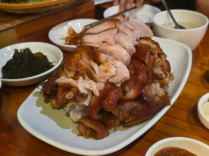 다양한 밑반찬과 함께 즐기는 족발