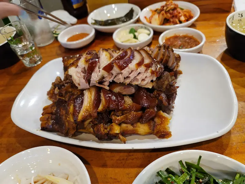 테이블 가득찬 밑반찬