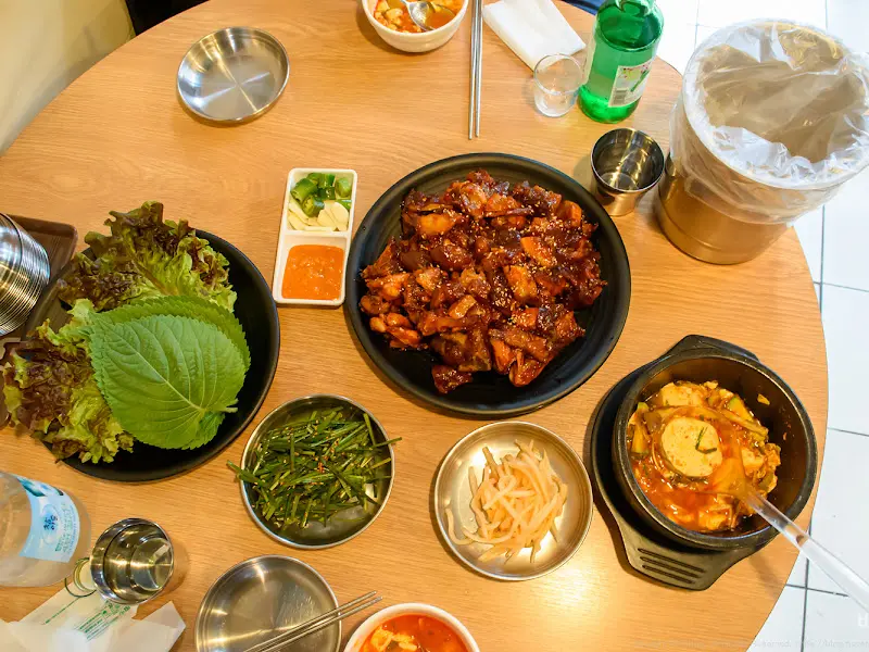 한상 가득 차려진 족발