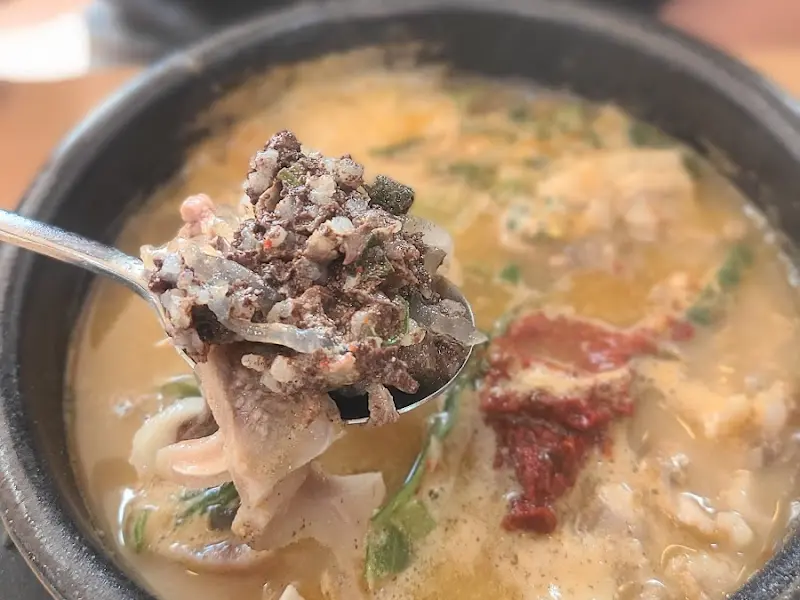 숟가락 위에 올려진 순대와 건더기