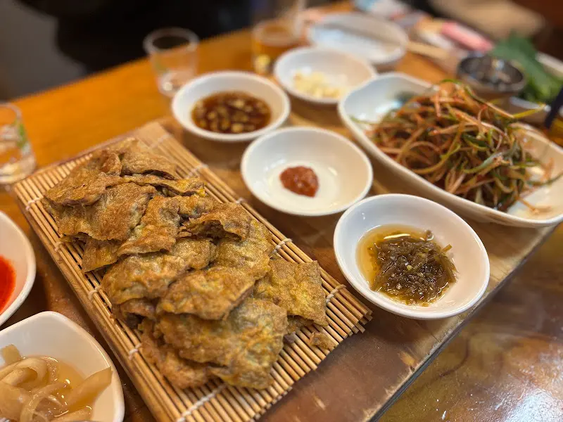 윤기가 자르르 흐르는 육전과 다양한 소스